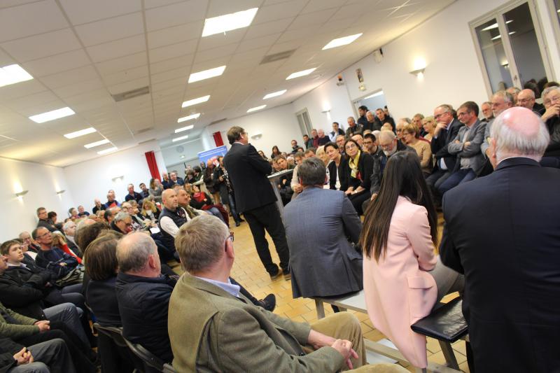 Salle archi-comble à Flavacourt pour la première des réunions organisées par le Conseil régional des Hauts-de-France pour dire stop à l’éolien.