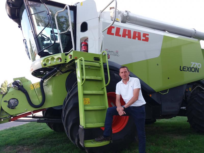 Vincent Legrand, de La Motoculture de lOise, au côté de sa moissenneuse batteuse. Cette machine agricole est la plus demandée sur le marché de la location. (© Dorian Alinaghi)