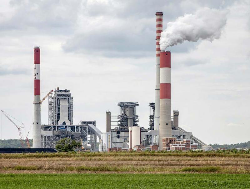 Une tension est soulignée : comment concilier protection de l’environnement, adaptabilité sociale et vitalité économique ?