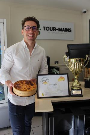 Joffrey Dupont, associ&eacute; de Thibault Catttiaux et de son &eacute;pouse Perrine, pr&eacute;sente le meilleur flan de l�Oise 2026, avec le dipl&ocirc;me et la coupe du vainqueur. Tour de mains propose une version &agrave; la pistache le week-end.