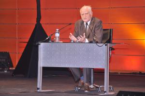 Michel Serres en avril 2011 devant les sociétaires du Crédit agricole à Lyon pour une conférence sur les mots et la langue française.