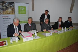 Le 16 novembre, signature dans les locaux de lInstitut LaSalle Beauvais de la convention créant Pima@tec (Picardie Technocentre du machinisme agricole et des agro-équipements), par les dirigeants du Cetim : Philippe Choderlos de Laclos, directeur, et Emmanuel Vielliard, président ; et le président du Conseil régional, Claude Gewerc, et les représentants dAgco, Macon Shute, vice-président Engineering, et du Gima, Markus Wethues, directeur général.