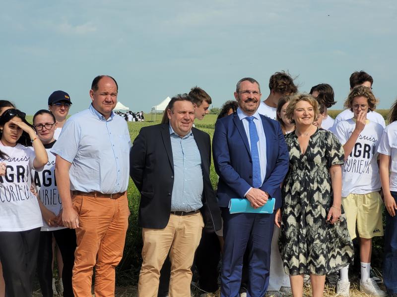 Les élus lors de la clôture de l'Agora des collèges, de gauche à droite : Étienne Grodet, président de la coopérative Agora, Benoît Biberon, conseiller départemental de l'Oise, Frédéric Bovet, secrétaire général de la préfecture de l'Oise, et Marie-Sophie Lesne, conseillère régionale.