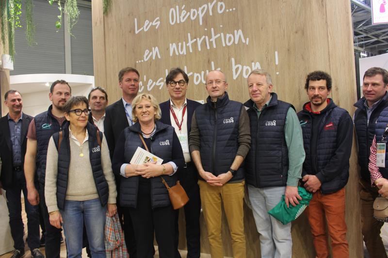Une partie de la délégation de l’Oise sur le stand des oléoprotéagineux.