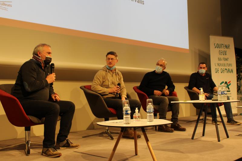 Table ronde avec Denis Thierry, d’Arvalis-Institut du végétal, Vincent Yver, conseiller au Cernodo en charge de l’animation des débats, Bruno Osson, de Semae (ex Gnis) et Julien Degry, agriculteur dans le canton de Grandvilliers.