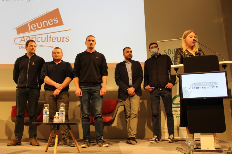 Une partie de la nouvelle équipe de JA 60 est montée à la tribune à l’appel de Gwenaëlle Desrumaux, reconduite dans ses fonctions de présidente : Matthieu Carpentier, Fabien Frébourg, Julien Degry, Hervé Davesne, Grégory Cauchois et Gwenaëlle Desrumaux.