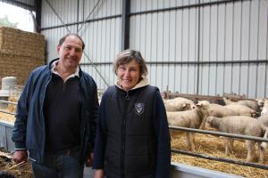 Jérôme et Maryse Dormoy ont créé un atelier ovin dont ils commercialisent toute la production en vente directe.