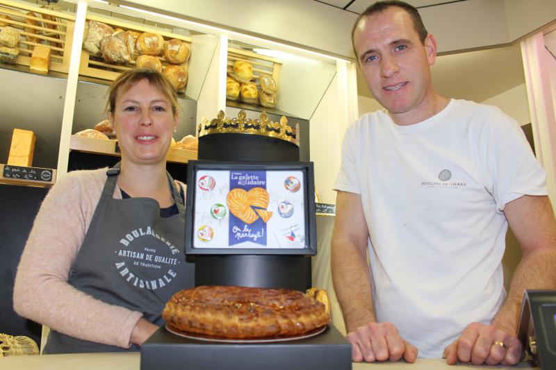 Guénolla et Nicolas Bohuon présentent la Galette solidaire qu'ils vendent au profit du Secours populaire dans leur boulangerie-pâtisserie de Bornel.