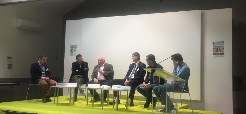 Alexandre Smessaert, étudiant UniLaSalle, anime la seconde table ronde : Pascalt Foucault, éleveur et président du Service de remplacement, Thierry Fraiture, agriculteur et président de Cuma, Alain Randon, conseiller de gestion AS 60-AGC, Anthony Chemin, de la Chambre d'agriculture de la Somme, et David Demarcy, éleveur président du GDS.