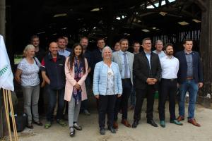 Les candidats, les responsables syndicaux et les agriculteurs réunis sur la photo.