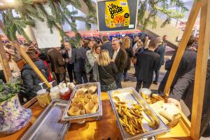 L’AG s’est conclue avec un repas partagé autour des frites Lunor, et des viandes des Éleveurs de la Charentonne.