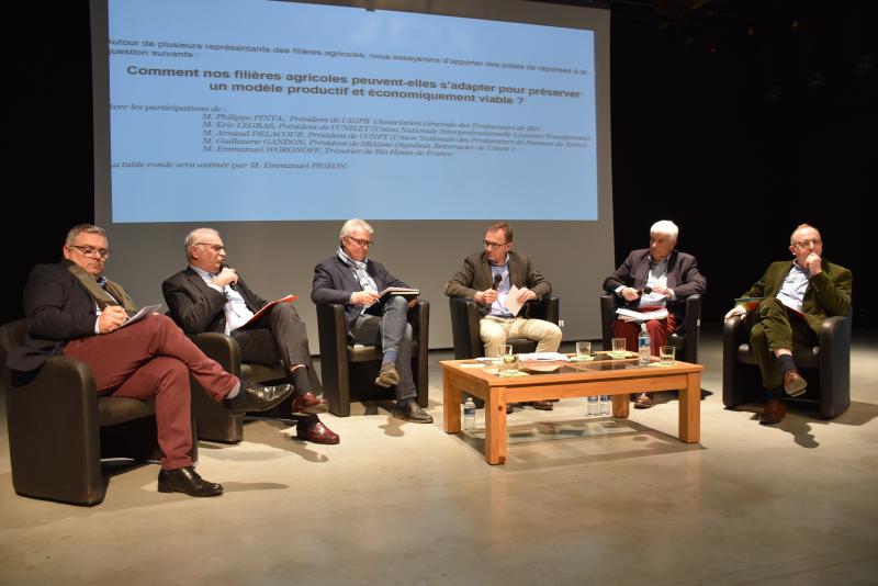 De gauche à droite : Guillaume Gandon, Philippe Pinta, Arnaud Delacour, Emmanuel Pigeon animateur de la table ronde, Emmanuel Woronoff et Eric Legras ont participé à la réunion organisée le 4 mars à Cuffies par Ogalia, le nouvel organisme de gestion agréé né de la fusion de l’ARAPL (Somme), de Gestion Assistant (Oise) et d’Atout Gestion Agréé (centre de gestion agréé de l’Aisne) le 1er janvier 2019.