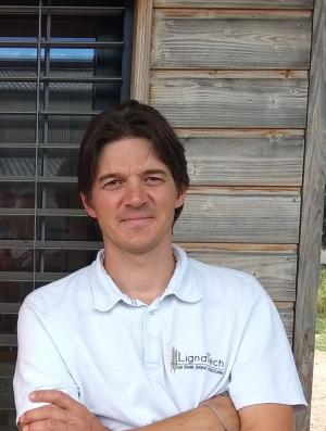 Thomas Chabry, co-gérant de lentreprise de fabrication de maisons en bois Lignatech basée à Saint-Haon-le-Vieux (Loire).