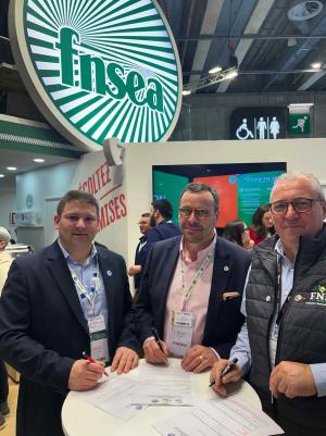 Yohann Barbe, pr&eacute;sident de la FNPL, Geoffroy d'&Eacute;vry, pr&eacute;sident de l'UNPT, et Patrick B&eacute;n&eacute;zit, pr&eacute;sident de la FNB, ont sign&eacute; la semaine derni&egrave;re au Salon de l'agriculture sur le stand de la FNSEA, la convention cadre du lancement de cette plateforme.