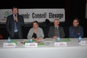 à la tribune, Patrice Désesquelles, vice-président d’ACE, président de la section Oise, Isabelle Holvoët, directrice, Alain Jumelle, président, et Patrick Arpin, vice-président, candidat aux prochaines élections pour la présidence.