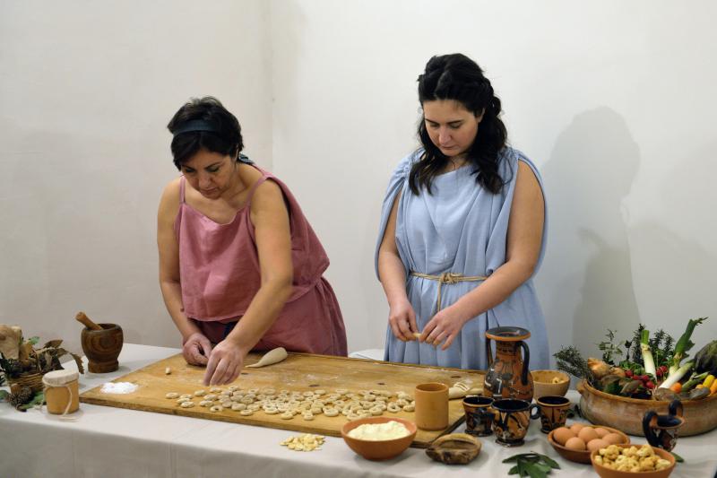 Chez Masi, pour expliquer la transformation du raisin en vin, les visiteurs sont immergés par groupes de 16 personnes dans une cuve. En trois minutes, un spectacle son et lumière y résume trois semaines de fermentation. On voit le chapeau se former, remontages et soutirages, on entend les bulles de gaz carbonique. www.masi.it