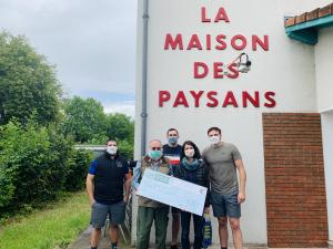 Les rugbymen Yohan Beheregaray, Arthur Iturria et Paul Jédrasiak, accompagnés de Neil Mc Ilroy, manager sportif de lASM et président de lassociation ASM SOS, ont remis un chèque de 10 000 à Solidarité Paysans en Auvergne