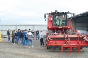 Les élèves du lycée de Marmilhat ont découvert à Clerlande, sur lentreprise dÉric Alexandre, les métiers des entrepreneurs de travaux agricoles.