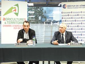 David Chauve, président de la Chambre dagriculture du Puy-de-Dôme et Claude Barbin, président de la CCI ont présenté conjointement les 28 propositions à destination des candidats aux municipales.