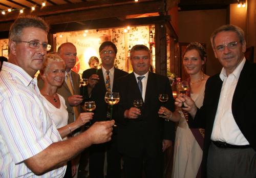 Elus, professionnels et dégustateurs ont poursuivi la soirée autour d’un verre de vin.