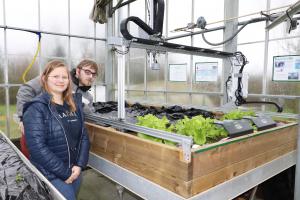 Des élèves de l’Institut Lemonnier à Saint-Gabriel-Brécy (14) devant le Farmbot, un des premiers installés en Normandie en 2017.