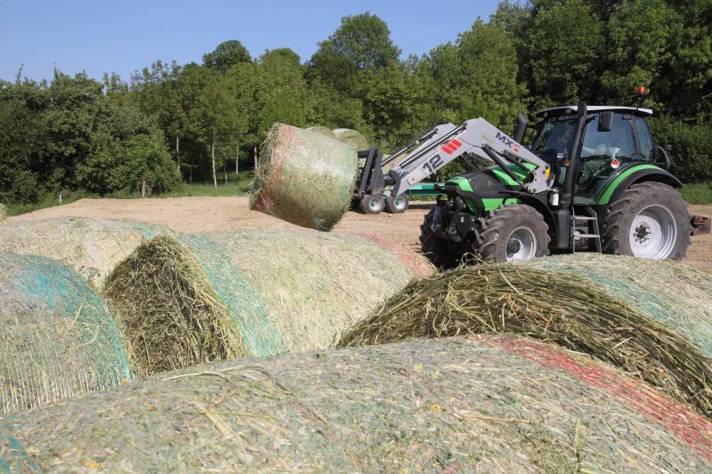 Le taux de matière sèche doit être compris entre 50 et 65 %
avant bottelage et les balles denses et régulières.